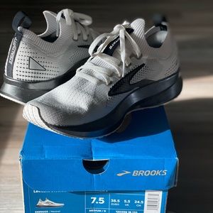 Brooks Levitate Stealth 5 running shoes 7.5